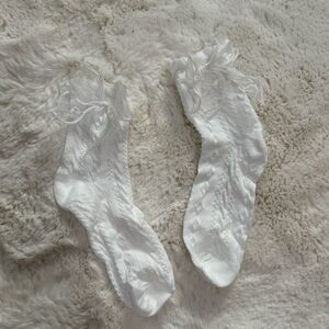 SOLD White ruffle top UNWORN socks🍓